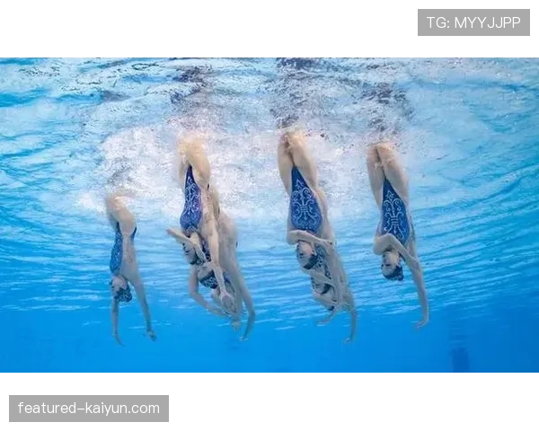 花样游泳集体自由自选决赛,乌克兰队以表现战争与希望的节目引发全场起立